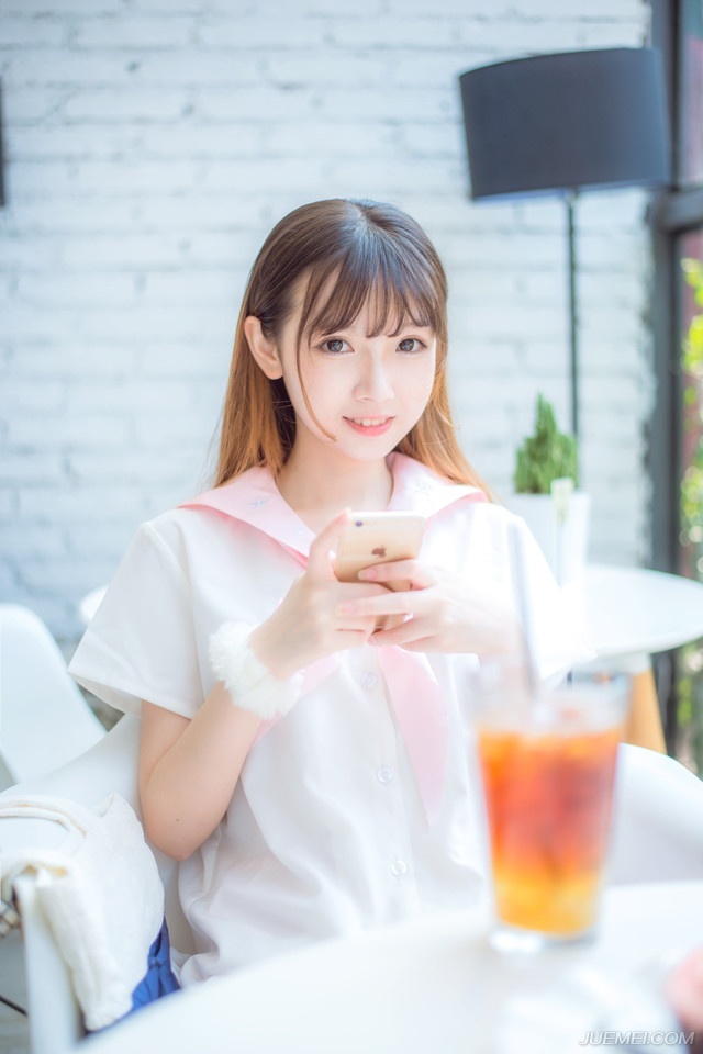 “多谢夫君体谅。”大乔微微松了口气，见小乔还站在那里不动，不由有些气急，拉了拉妹妹的手。